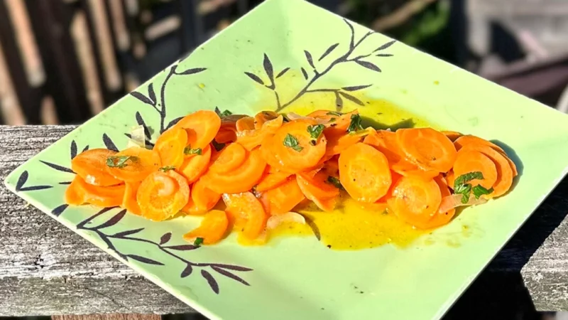 О морковке, завоевавшей кухни всего мира Кисло-сладкая морковь с мятой — простой гарнир для буднего дня. (Hal B. Klein/Pittsburgh Post-Gazette/TNS) | Epoch Times Россия