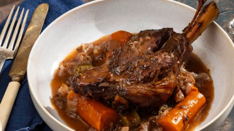 В чём секрет этого восхитительного блюда? Тушите в духовке бараньи голени в смеси вина и бульона. (Daniel J. van Ackere/TCA) | Epoch Times Россия