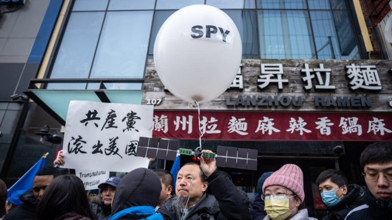 Люди на пресс-конференции и митинге перед Американской ассоциацией «ЧанЛе», ныне закрытым секретным китайским полицейским участком, в Нью-Йорке 25 февраля 2023 года, протестующие против международных репрессий Пекина. (Samira Bouaou/The Epoch Times) | Epoch Times Россия