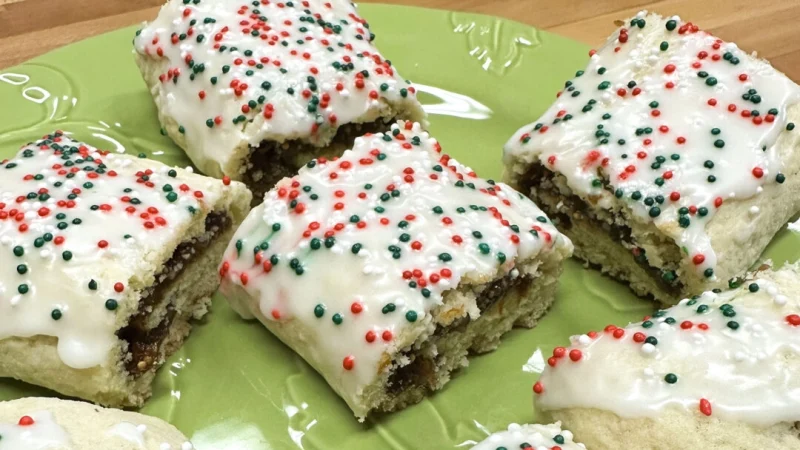 Это традиционное сицилийское печенье с начинкой из смеси пряных сухофруктов, глазури и радужной посыпки. (Mary Ann Esposito)
 | Epoch Times Россия