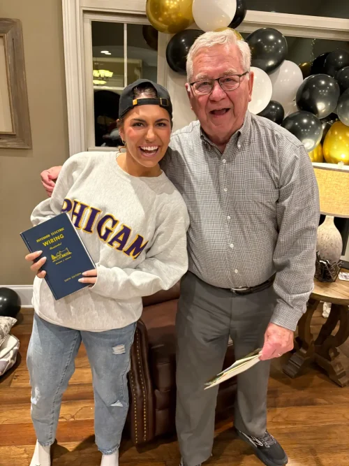 Внуки удивили 80-летнего дедушку, одевшись, как он в разные периоды его жизни