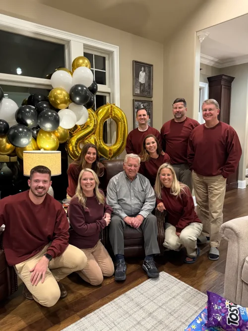 Внуки удивили 80-летнего дедушку, одевшись, как он в разные периоды его жизни