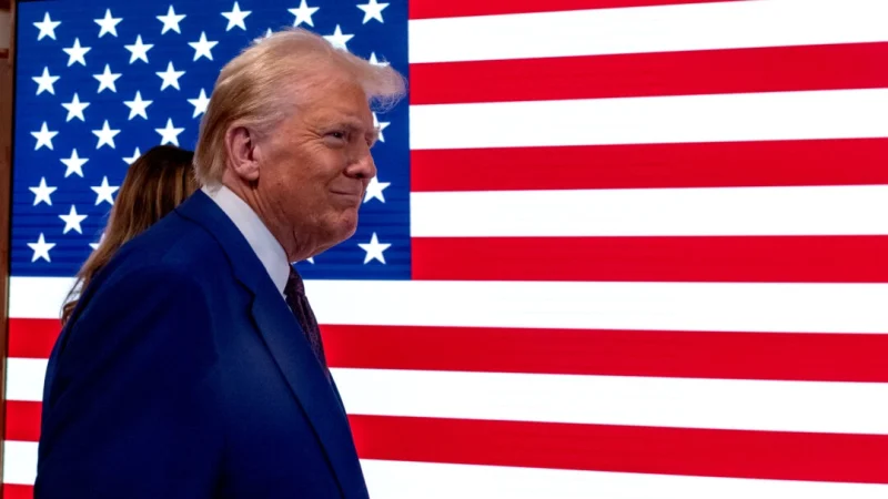 Избранный президент Дональд Трамп выходит на площадку Нью-Йоркской фондовой биржи (NYSE) в Нью-Йорке 12 декабря 2024 года. (Spencer Platt/Getty Images) | Epoch Times Россия