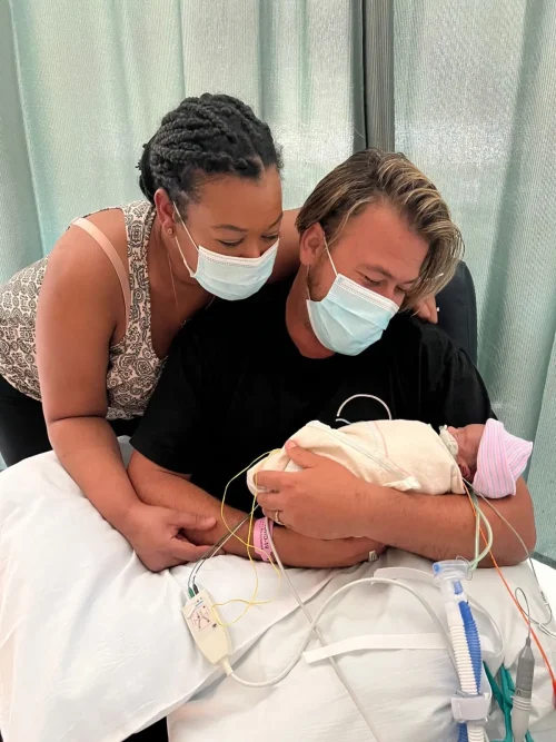 Сьюзи и Закари Мак с новорождённым сыном Оззи. (Courtesy of Suzy Mack) Маме посоветовали сделать аборт по медицинским показаниям, но она выбрала жизнь