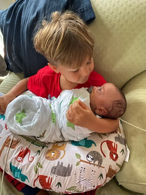 Оззи на руках у его старшего брата Финна. (Courtesy of Suzy Mack) Маме посоветовали сделать аборт по медицинским показаниям, но она выбрала жизнь