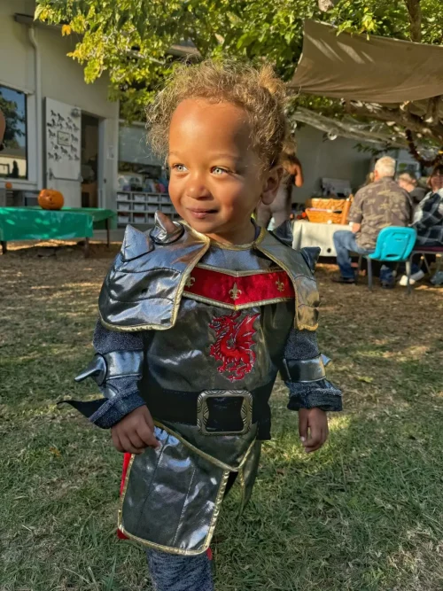 Оззи в костюме воина. (Courtesy of Suzy Mack) Маме посоветовали сделать аборт по медицинским показаниям, но она выбрала жизнь