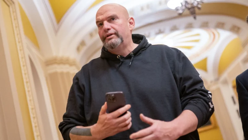 Сенатор США Джон Феттерман направляется в Сенат в Вашингтоне 23 марта 2024 года. (Nathan Howard/Getty Images) | Epoch Times Россия