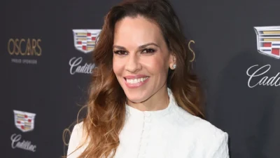 Хилари Суэнк о том, каково это — быть матерью двойняшек в 50 лет