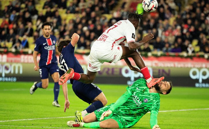 Итальянский вратарь ПСЖ Джанлуиджи Доннарумма получил травму от ивуарийского защитника «Монако» Вильфрида Синго во время футбольного матча Французской лиги 1 между «Монако» и ПСЖ на стадионе «Луи II» в Княжестве Монако 18 декабря 2024 года.  (VALERY HACHE/AFP via Getty Images) 
 | Epoch Times Россия