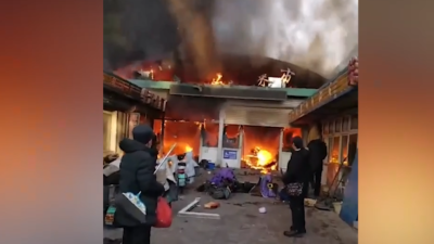 При пожаре на рынке Китая погибли 8 человек (видео)