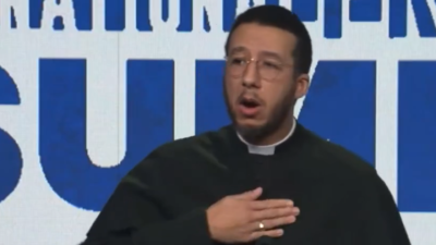 Священник повторил римский салют Илона Маска и лишился сана