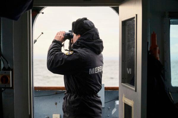 Моряк несёт вахту на эстонском военном корабле, патрулирующем в Балтийском море, 9 января 2025 года. (Hendrik Osula/AP)