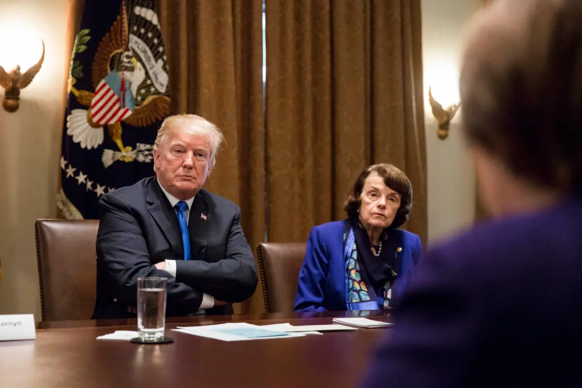 Президент Дональд Трамп встречается с членами Конгресса от обеих партий, чтобы обсудить безопасность в школах и общественных местах, в зале заседаний Белого дома в Вашингтоне 28 февраля 2018 года. (Samira Bouaou/The Epoch Times) Эксперты: Возвращение Трампа обещает быстрые перемены