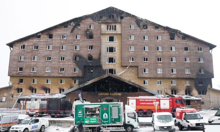 Отель после пожара на горнолыжном курорте Карталкая, Турция, 22 января 2025 года. (ADEM ALTAN/AFP via Getty Images) | Epoch Times Россия