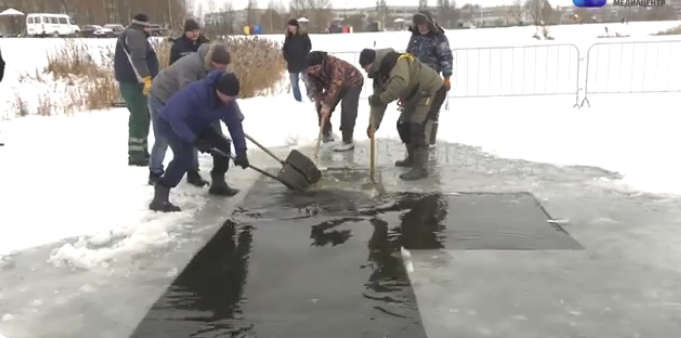 В России массово отменяют крещенские купания из-за аномального потепления Оборудование купели.(Скриншот/youtube.com) | Epoch Times Россия