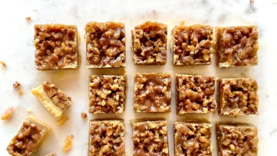 Песочные батончики с пеканом содержат ингредиент, который делает любой десерт вкуснее. Рецепт