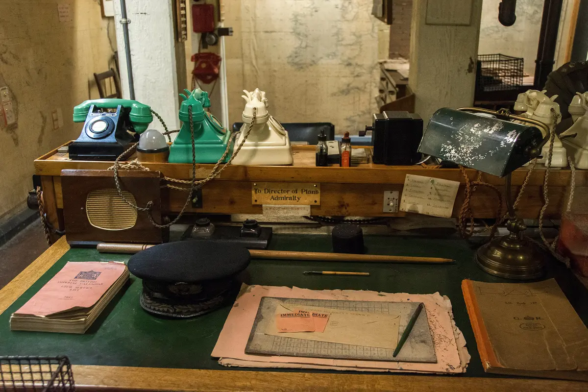 Телефоны с цветовой кодировкой в Картографической комнате в Военных комнатах Черчилля обеспечивали связь с Адмиралтейством, Военным министерством и Министерством авиации. (Steve Travelguide/Shutterstock) 24 часа в Лондоне