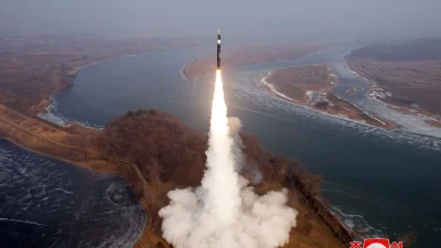 На фотографии, сделанной 6 января 2025 года в неизвестном месте в Северной Корее, показан, по заявлению КНДР, испытательный запуск гиперзвуковой баллистической ракеты средней дальности нового типа. (Korean Central News Agency/Korea News Service via AP)