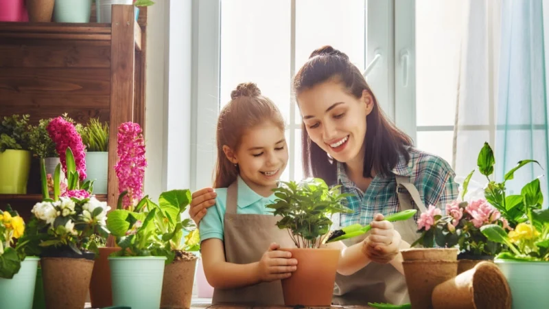 Создать весёлый сад вместе с детьми — отличное занятие в новом году. (Yuganov Konstantin/Shutterstock) | Epoch Times Россия