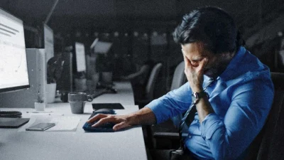 Сидячая работа и нерегулярный график связаны с долговременными проблемами со сном