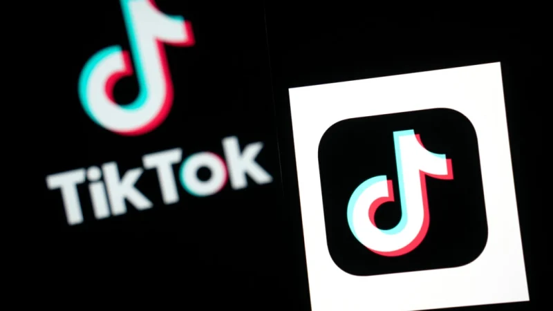 Логотипы TikTok на экранах в Гонконге 18 января 2025 года. (Anthony Kwan/Getty Images) | Epoch Times Россия