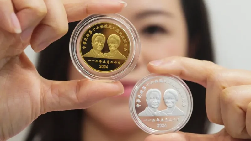 Женщина демонстрирует памятную золотую монету весом в одну унцию и серебряную монету весом в одну унцию с портретами президента Тайваня Цай Ин-вэнь и вице-президента Цай Ци-миня в честь инаугурации 16-го президента и вице-президента 20 мая во время пресс-конференции в Центральном банке Китайской Республики (Тайвань) в Тайбэе 20 марта 2024 года. (Sam Yeh/AFP/Getty Images) | Epoch Times Россия