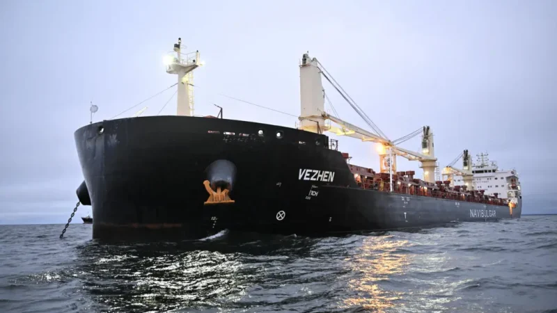 Грузовое судно «Вежен» стоит на якоре для проверки шведскими властями у берегов Карлскруны, Швеция, 27 января 2025 года. (Johan Nilsson /Reuters) | Epoch Times Россия