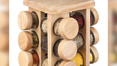 Аккуратная кухня: чистые столешницы, порядок в шкафах