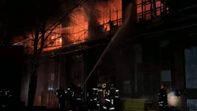 Около 60 человек заблокированы в горящем здании электрозавода в Москве (видео)