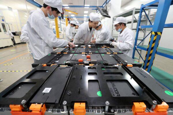 12 марта 2021 года на заводе Xinwangda Electric Vehicle Battery Co. Ltd в Нанкине, Китай, продолжается работа. Завод производит литиевые аккумуляторы для электромобилей. (STR/AFP via Getty Images) Продажи электромобилей в Китае резко упали в январе