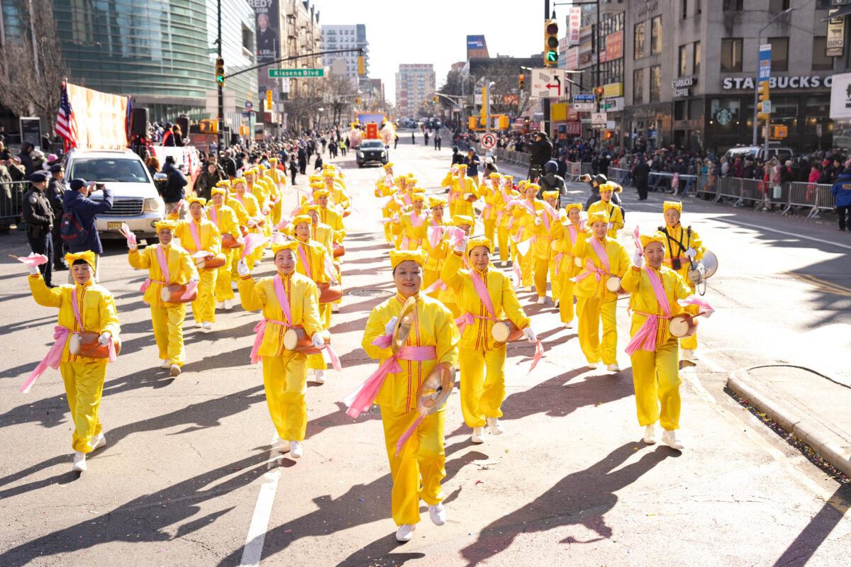 Последователи Фалуньгун на параде в Нью-Йорке (Фото)
