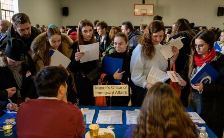  Украинские беженцы на ярмарке вакансий в бруклинском районе Нью-Йорка, 1 февраля 2023 года, США. (ANGELA WEISS/AFP via Getty Images) | Epoch Times Россия