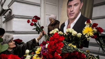 В Москве европейские дипломаты возложили цветы на месте убийства Бориса Немцова