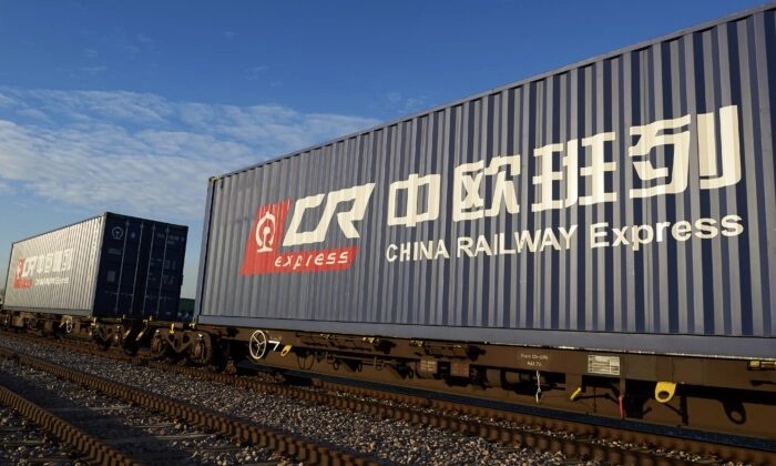 Логотип China Railway Express, подразделения государственной Китайской железнодорожной корпорации, на грузовых контейнерах в железнодорожном грузовом депо в Лондоне 18 января 2017 года, после прибытия грузового поезда из Иу в восточной китайской провинции Чжэцзян. (Niklas Halle'n/AFP via Getty Images) | Epoch Times Россия