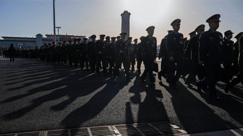 Эксперты: Си Цзиньпин скоро уничтожит оставшихся врагов в правительстве Китайские военные делегаты выстраиваются в очередь по прибытии на второе пленарное заседание Всекитайского собрания народных представителей, в Большом народном зале в Пекине 8 марта 2024 года. (Kevin Frayer/Getty Images)