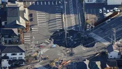 В Японии пытаются спасти пожилого водителя грузовика, упавшего в провал на улице