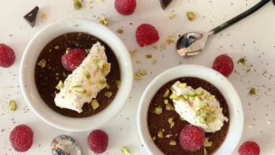 Шоколадно-малиновые горшочки с кремом: классический десерт ко Дню святого Валентина