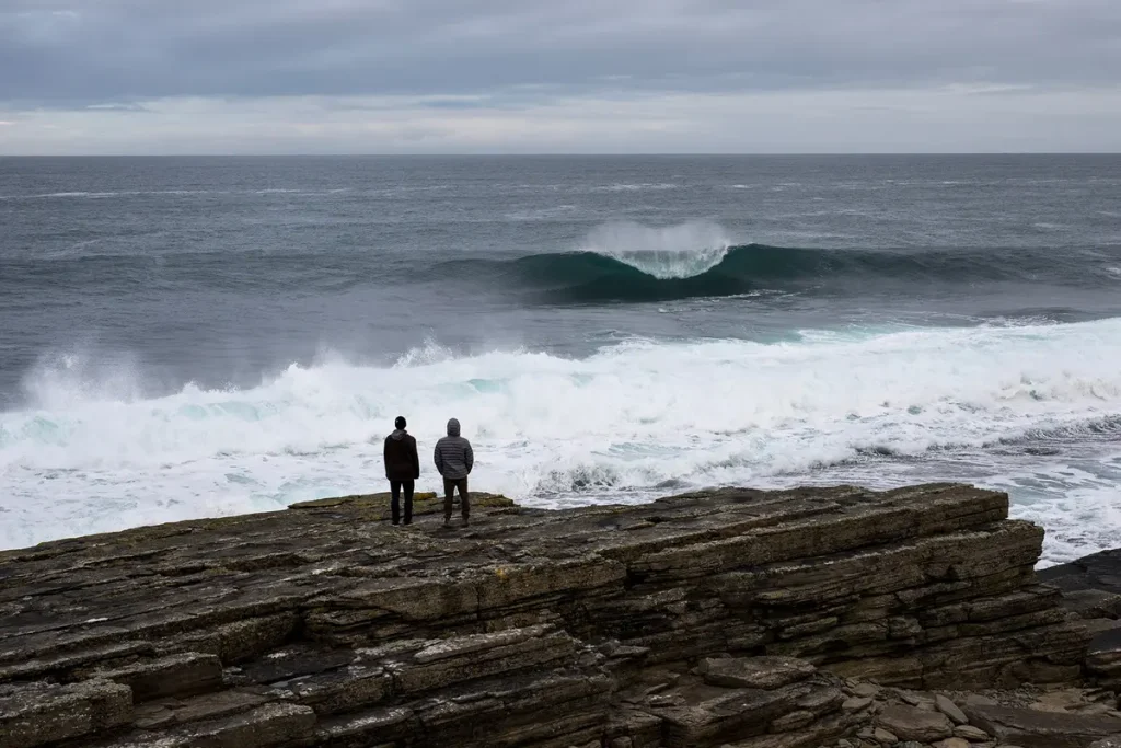 Сёрфер из Британской Колумбии оседлал огромную волну, которая появляется раз в 5 лет