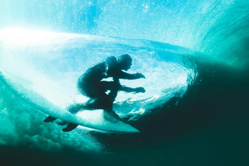 Сёрфер из Британской Колумбии оседлал огромную волну, которая появляется раз в 5 лет