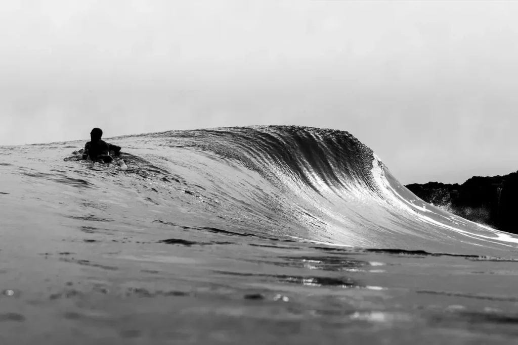 Сёрфер из Британской Колумбии оседлал огромную волну, которая появляется раз в 5 лет