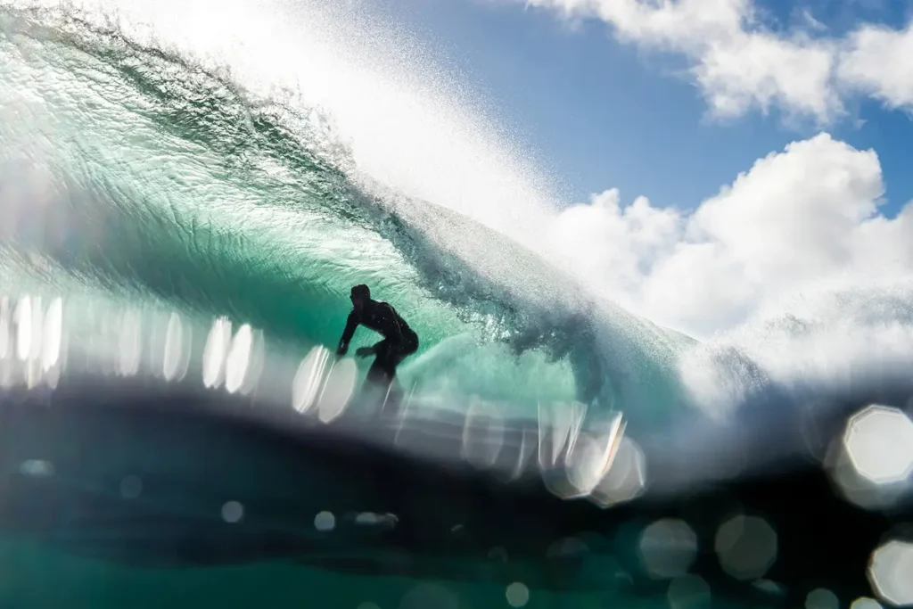 Сёрфер из Британской Колумбии оседлал огромную волну, которая появляется раз в 5 лет
