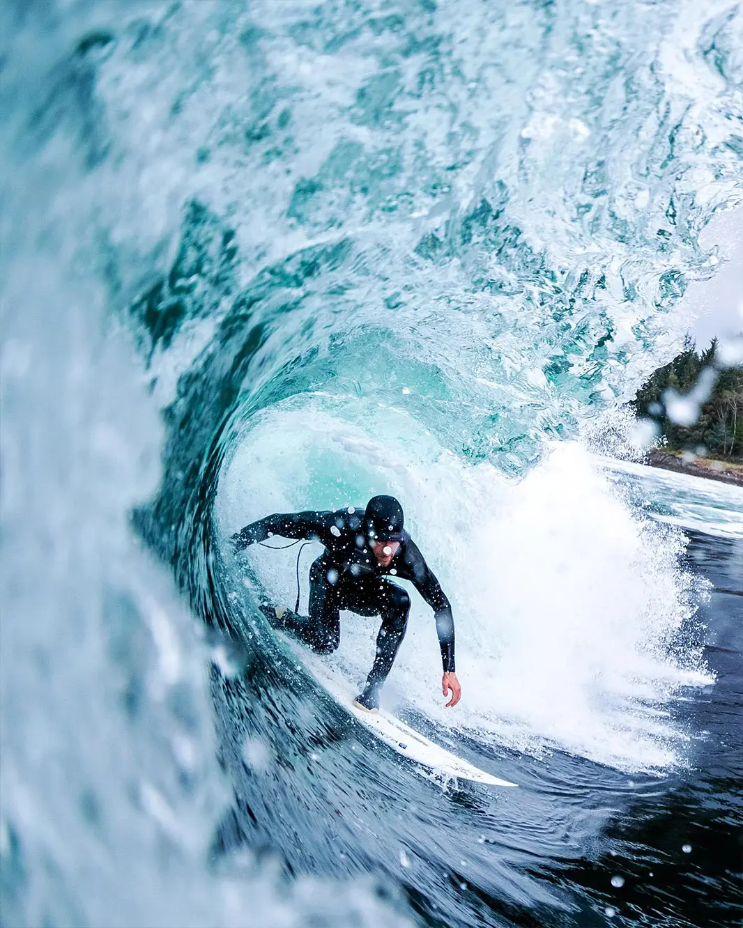 Сёрфер из Британской Колумбии оседлал огромную волну, которая появляется раз в 5 лет