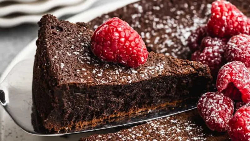 Наш любимый сытный и пышный шоколадный торт без муки приготовить проще простого, и он не содержит глютена. (Lauren Allen) | Epoch Times Россия