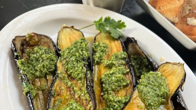 Жареные баклажаны с чимичурри имеют особый вкус