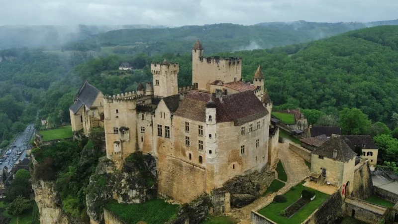 Французский замок Бейнак XII века расположен на известняковой скале высотой около 150 метров. (clemMtravel/Shutterstock) | Epoch Times Россия