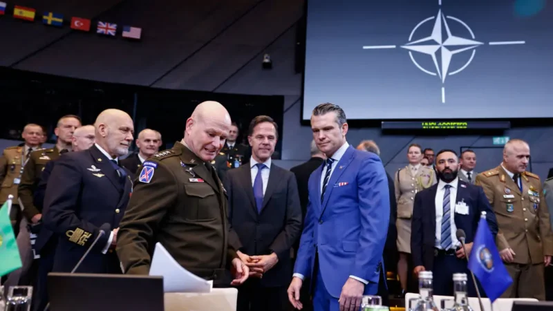 Генеральный секретарь НАТО Марк Рютте (C) и министр обороны США Пит Хегсет (в центре справа) перед началом встречи министров обороны стран НАТО в штаб-квартире НАТО в Брюсселе, 13 февраля 2025 г. (SIMON WOHLFAHRT/AFP via Getty Images) | Epoch Times Россия