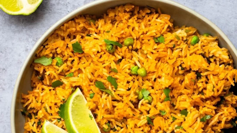 Ищете ароматный гарнир, который дополнит ваши любимые блюда мексиканской кухни? Этот мексиканский рис легко готовится и делает каждое блюдо похожим на пир, достойный ресторана. (Jennifer Segal) | Epoch Times Россия