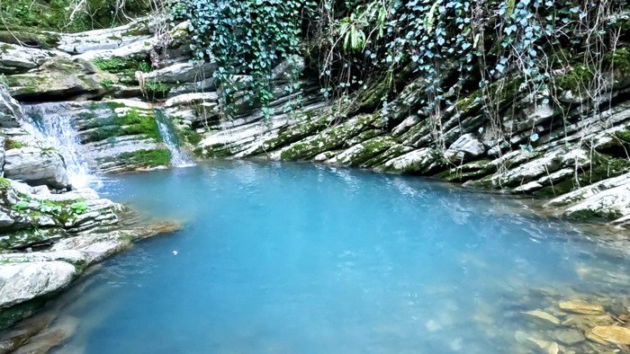 Водопады, изумрудные купели и первоцветы Крабового ущелья в Лазаревском