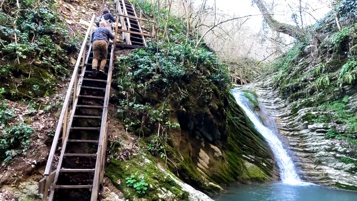 Водопады, изумрудные купели и первоцветы Крабового ущелья в Лазаревском