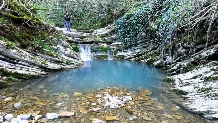Водопады, изумрудные купели и первоцветы Крабового ущелья в Лазаревском